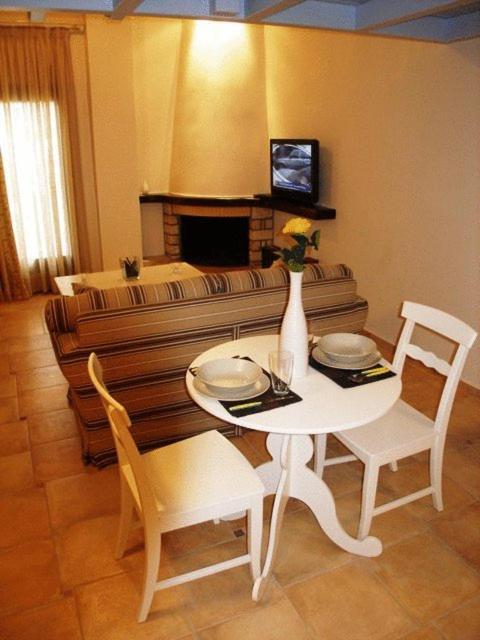 Giogarakis Suites Eleonas Habitación foto